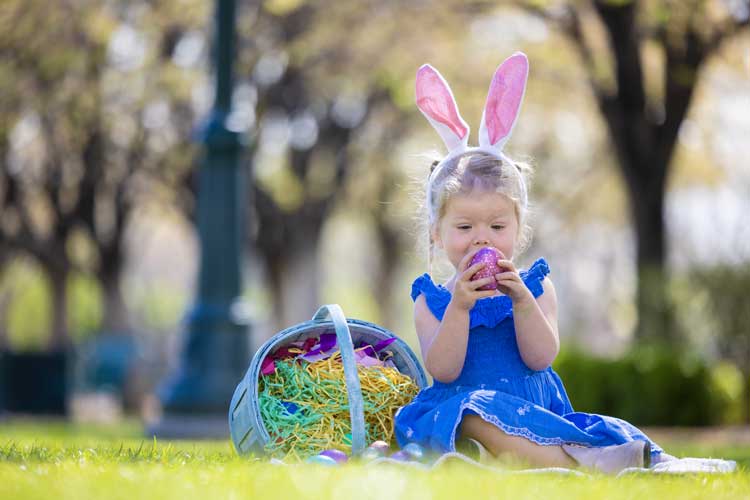 little girls with easter egg
